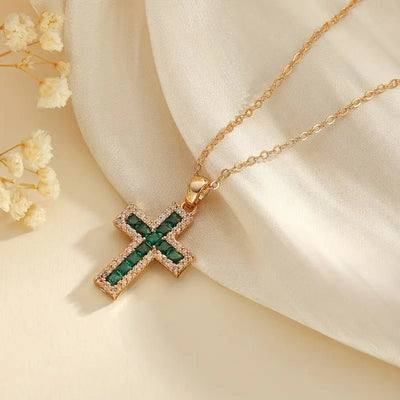 Collar con colgante en forma de cruz con esmeraldas Solene | Oro