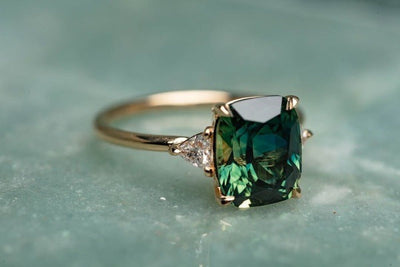 Anillo con gema verde de inspiración vintage | Oro