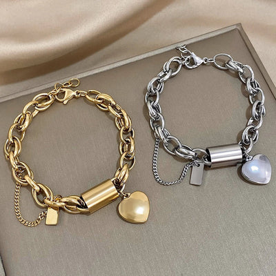 Pulsera gruesa con corazones